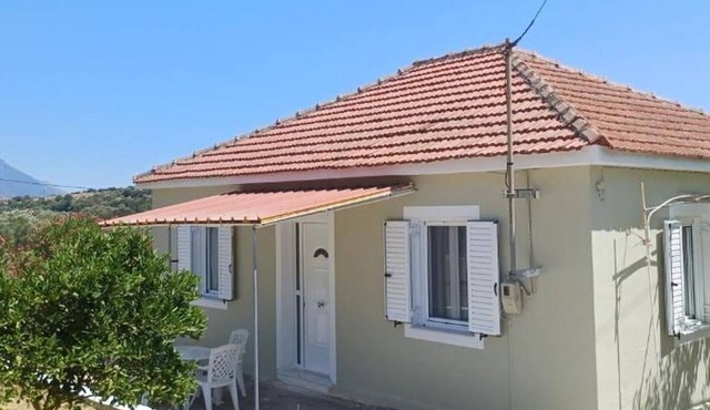 Mata's Cottage - 2 bedroom House in Peratata