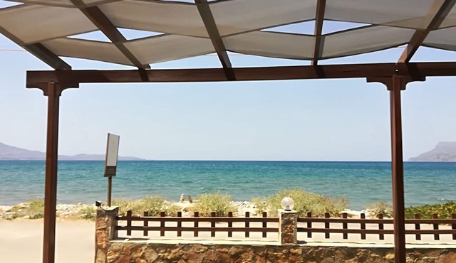 Minimal design, dicreet lighting, COCO-MAT bed.Vacation 10 meters from the sea! in Κίσσαμος