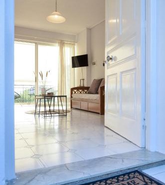 Minimal Sea House in Avia