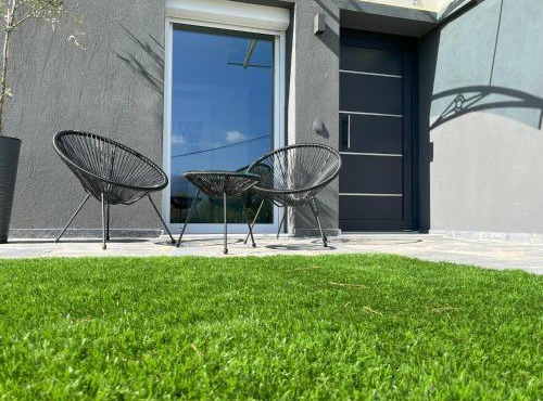 Modern Garden Apartment - City & Mountain View in Zoödóchos