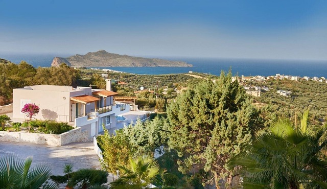 Modern renovated villa ★ Private Pool ★ Seaview & BBQ in Stalos