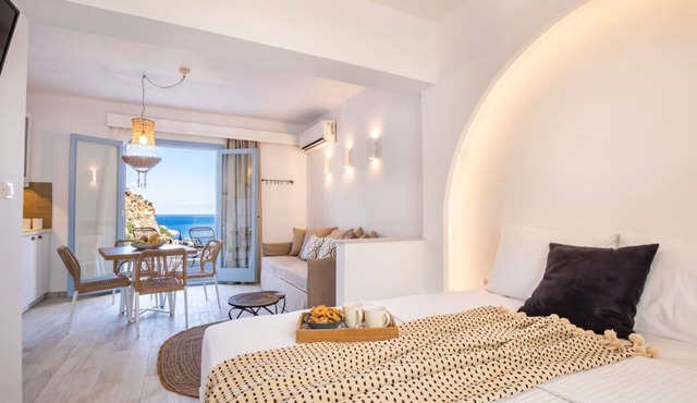 Modern Sea-View Suite with Private Balcony – Yploui Suites Karpathos in Kira Panagia