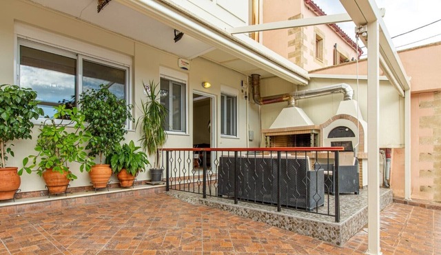 Modern spacious apartment in Chania ★ Walk to everything ★ BBQ in Mournies