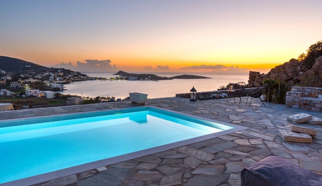 Mont' Rock Villas 3 Holiday Home with Sea View, Wi-Fi, and Air Conditioning in Syros