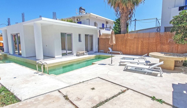 Mpoulakis Apt 64 with swimming pool around it, in the most convenient location in Κίσσαμος