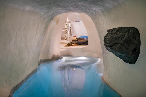 Mystagoge Retreat with subterranean pool/jacuzzi in Vóthon