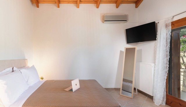 Newly renovated 3 bedroom traditional cretan villa in Iraklio