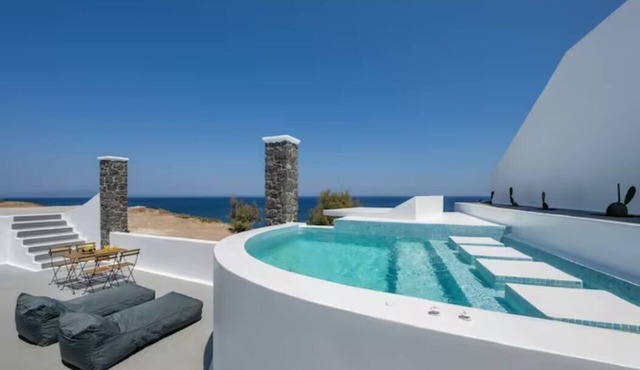 NG Thalassa Private Jacuzzi in Firá