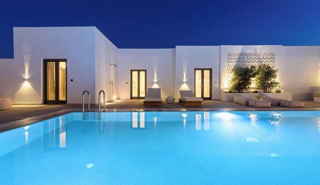 Noble Pearl Villa 3 Charming 4-bedroom Villa with Swimming pool & Jacuzzi in Paros