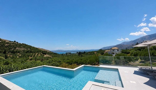 Oceana Suites & Villas Infinity Pool Deluxe Villa in Exopoli