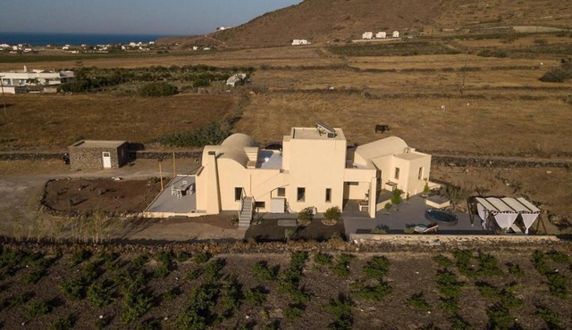 Onnos estate by Thireon Charming 3-bedroom villa +splash tub among the vineyards in Oia