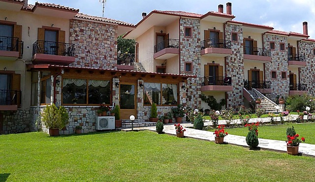 Orama Hotel - Lake Plastira Fireplace Suite in Kryoneri