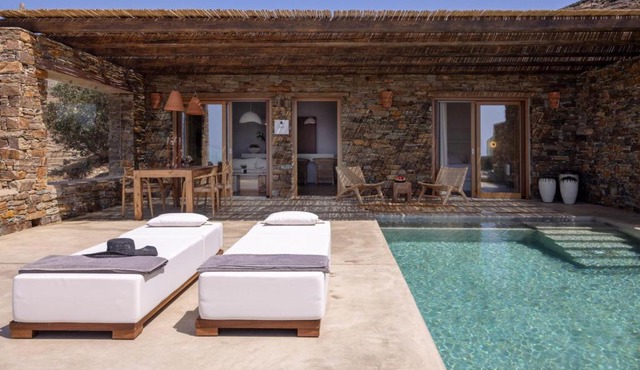 Pētra Tinos in Tzádhos