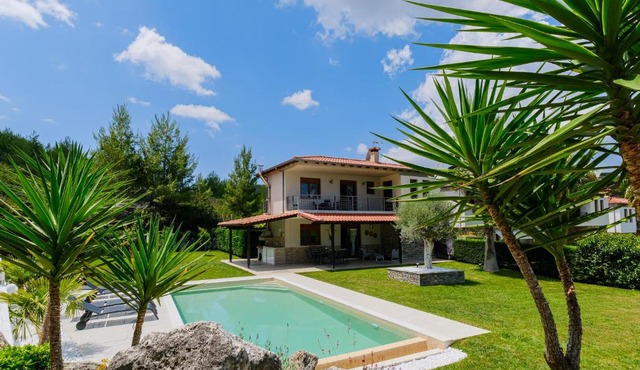 Palmera Pool Villa in Hanioti