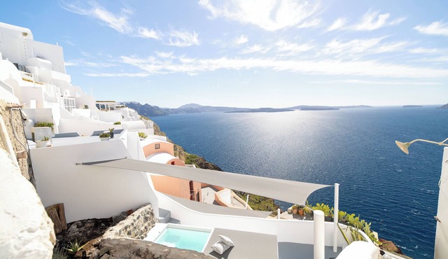 Panoramic Cave Suite with outdoor Hot Tub and Caldera View in Thira - Santorini