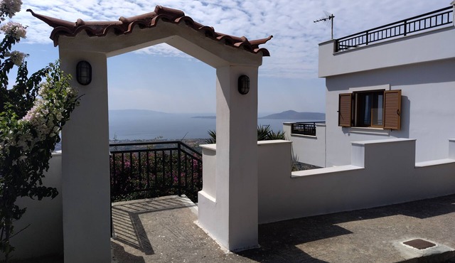 Panoramic sea/mountain views, fast wifi, easy access & parking at hilltop home! in Mesochori