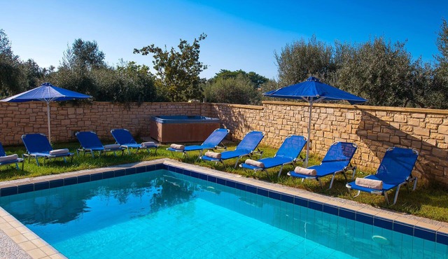Paradise Large Group w/Gym, Hot Tub & Playroom in Rethymno