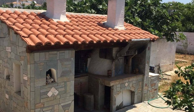 Peaceful 2-bedroom country house in charming Lagonisi, 600 metrers from the sea in Kalivia Thorikou