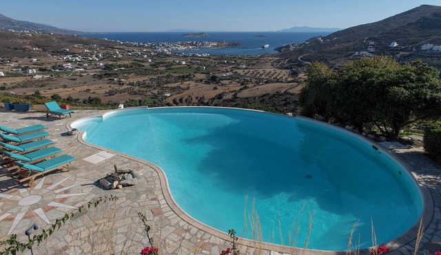 Peaceful Cycladic Villa, Andros, Large Pool, Aegean Views, 5 mins from the port in VPXJ+X3J Υδρούσα