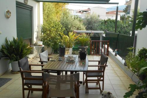 Pela's studio 10 minutes from the Athens airport in Leondárion