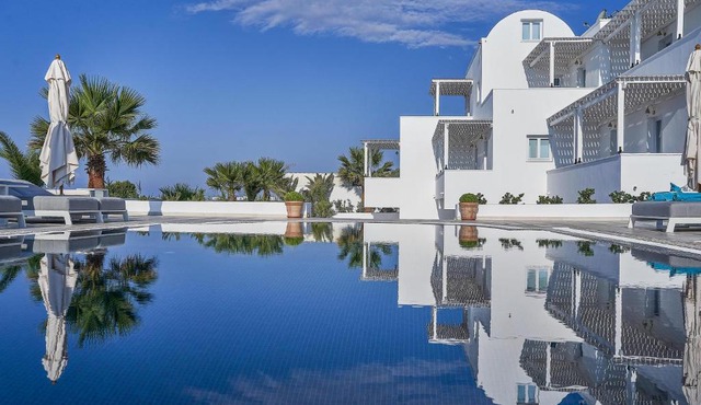 Petri Suites in Santorini