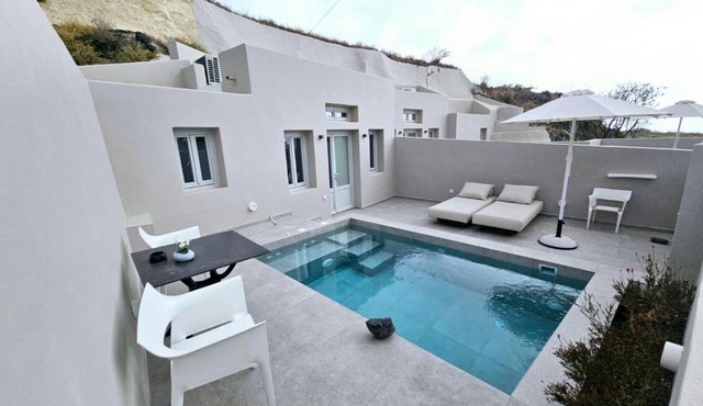 Petroma Cave Suites in Vourvoulos