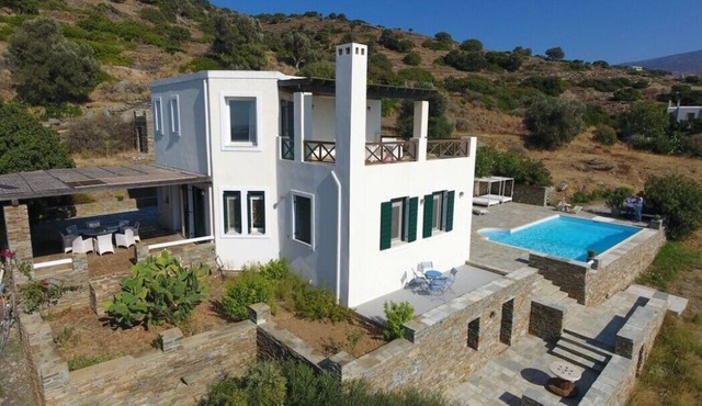 Pool villa in Andros overlooking the Aegean Sea in Ydrousa