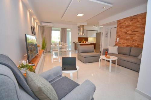 Potamos Deluxe White Apartment in Potamós