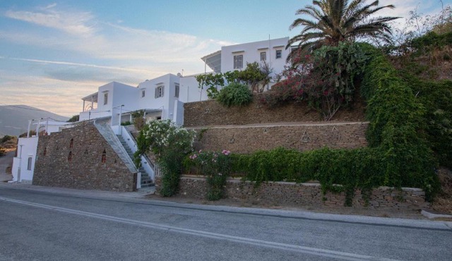 Prasini Gonia in Platis Yialos Sifnos
