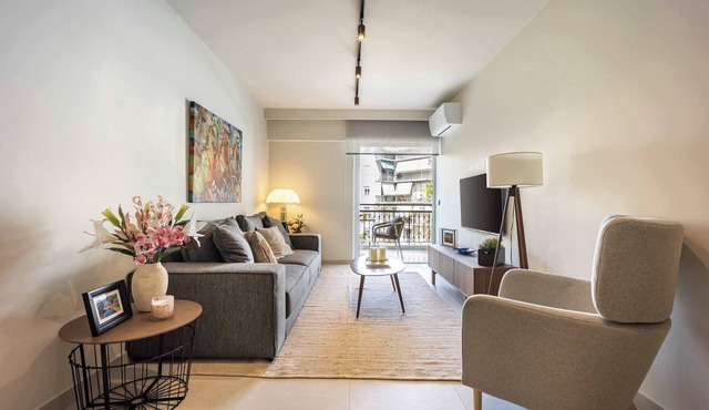 Premium 2BR in Pangrati | Balcony & King Bed in Athina