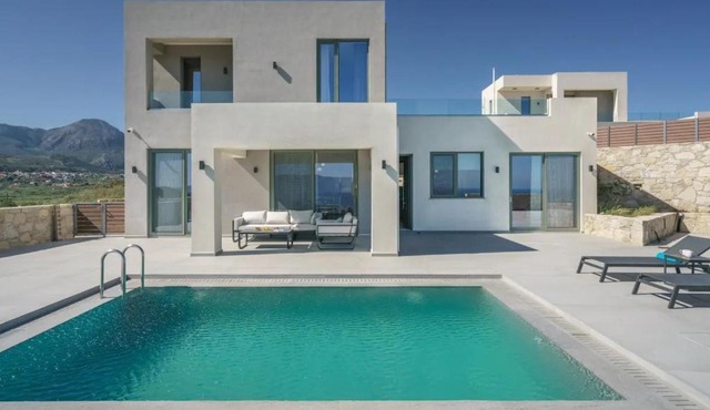 Prestige Sea Breeze Villa Heated Pool & Jacuzzi in Kissamos
