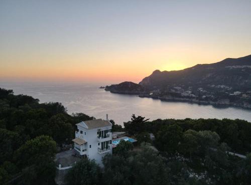 Private villa Pyrgos - Heated Pool & Sea View - Walking distance from beaches & Liapades in Liapades
