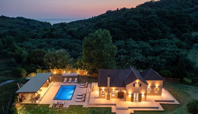 Queen Alla - Five Bedroom Villa, Sleeps 10 in Lefkimmi