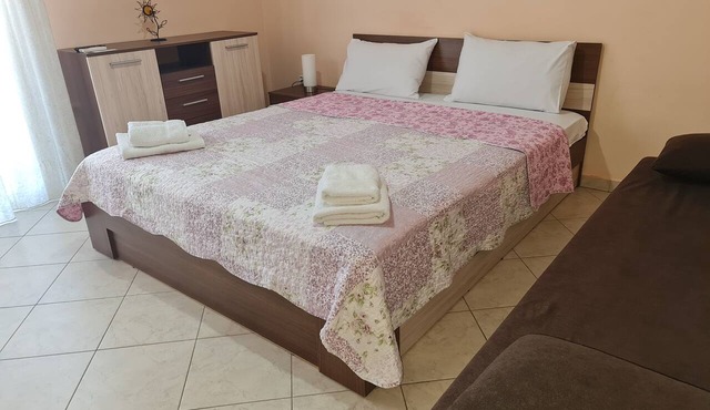 Quiet Room in Family Home with Free Covered Parking | Drama in Drama