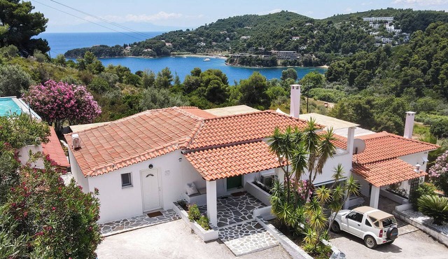 Quiet villa with ocean views and a private garden—a 5-minute walk from the beach in Skiathos