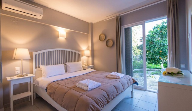 Regalo Apartment With 2 Bedrooms and charming courtyard F1 in Kariótes