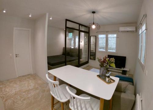 Renovated apartment in Kifissia Center near Metro G25 in Athens