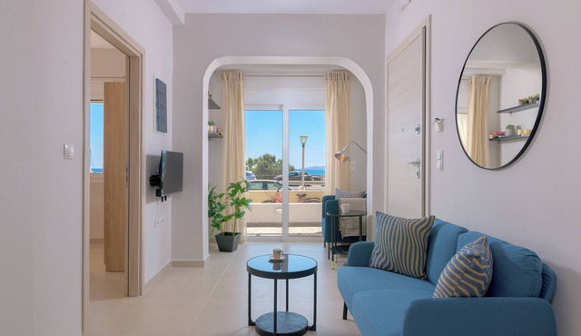 Renovated Beachfront-Rhodes Marina:Aquavista Home in Rodos