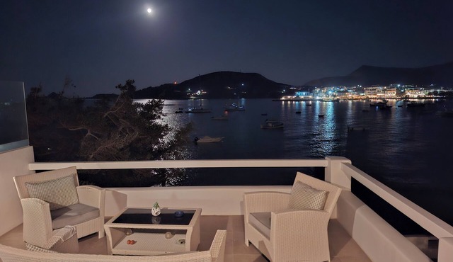 Residence 8 Beaufort,80m2,overhelming view to sunrise and direct access to sea in MILOS