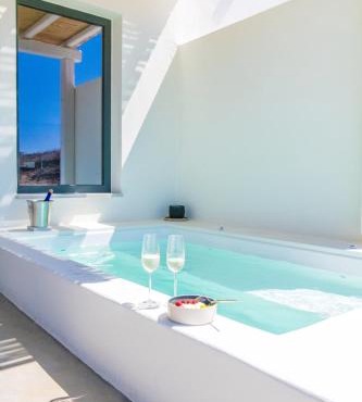 Rockaine Suites Sunset in Agios Fokas