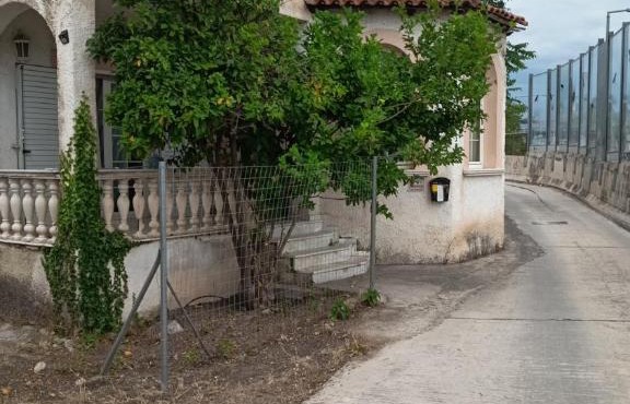 Rooms renovated climate 200 meter from metro Pallini 20 min with train and bus 24 hours please don't read anything just stay in Pallini