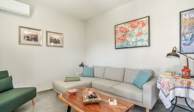 Rose Garden Home Apartment with Balcony, Wi-Fi, and Air Conditioning in Metaxáta