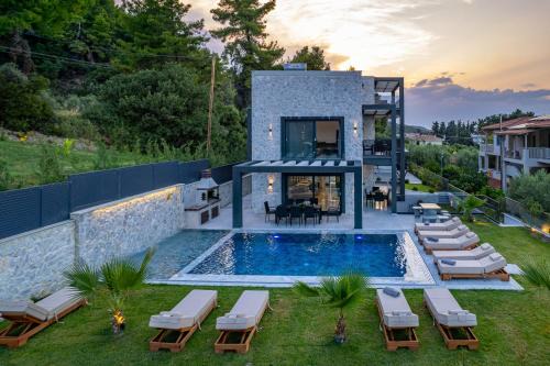Royal Retreat Villa in Polychrono