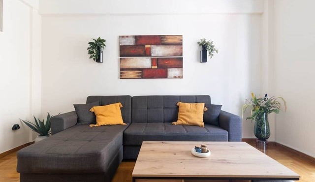 S homes | Athens · Retro-Modern 2BR · Attiki Metro in Athens