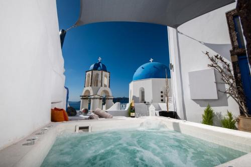 Santo Blue Horizon - The Blue Domes View in Oia
