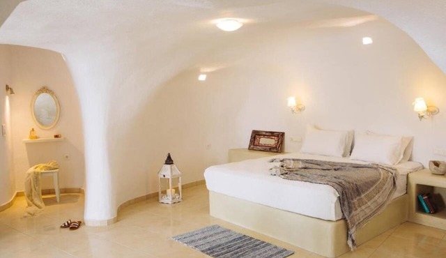 Santo Caves, Santorini Suite with Panoramic Views in Akrotiri