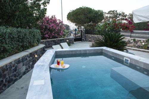 Santorini Vineyard Villa with Heated Pool in Éxo Goniá