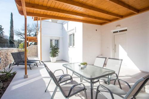 Sarah's just renovated 2-bedroom aparts in nature in Ialysos