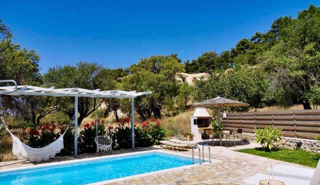 Sea Breeze apartment n.1 (with private pool) in Kalamitsi