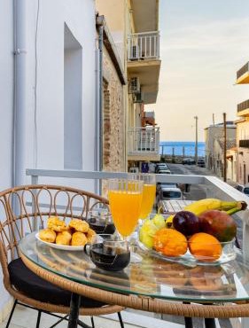 Sea & City - Luxury Seaside Maisonette with Private Rooftop Cinema - 50m from Beach & 300 m from Old Town in Chania